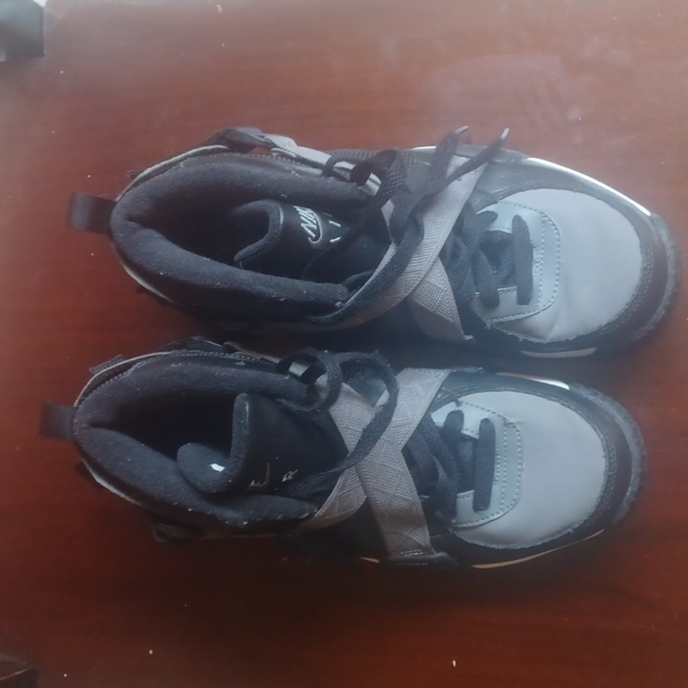 Nike Air Raid 2014 Tim Hardaway Black Flint Grey Size: 6Y
